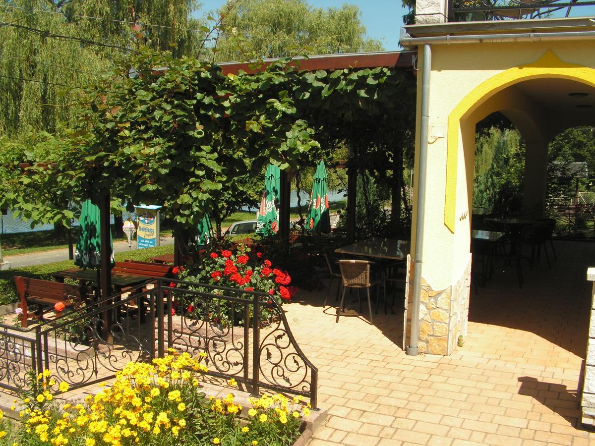 Nefelejcs Fagyizó és Apartmanház Kistolmacs Extérieur photo