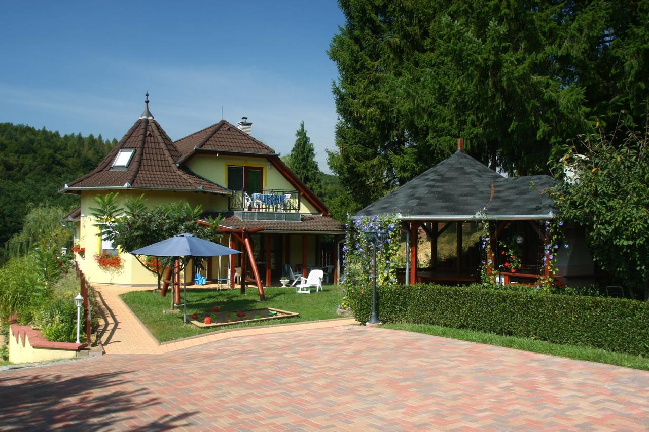 Nefelejcs Fagyizó és Apartmanház Kistolmacs Extérieur photo