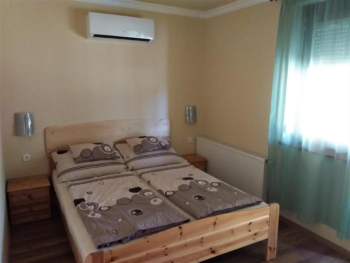 Nefelejcs Fagyizó és Apartmanház Kistolmacs Extérieur photo