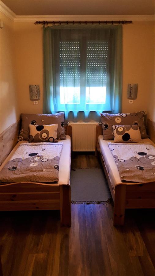 Nefelejcs Fagyizó és Apartmanház Kistolmacs Extérieur photo